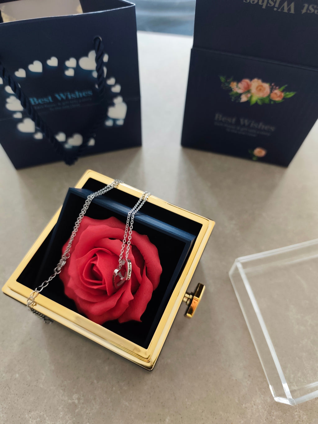 Herz Halskette mit individuellen Namen - Ewige Rose Geschenkbox