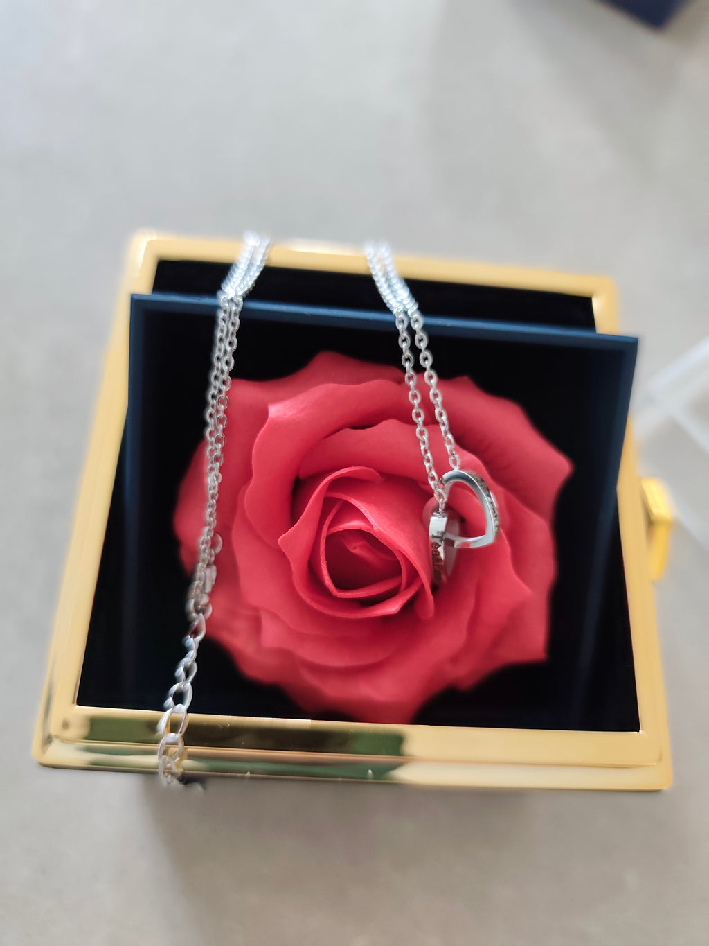 Herz Halskette mit individuellen Namen - Ewige Rose Geschenkbox